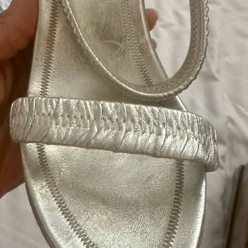 Gucci Brown Box with Gold Logo. They’re like new but cork got ruined in the box - Picture 15 of 16